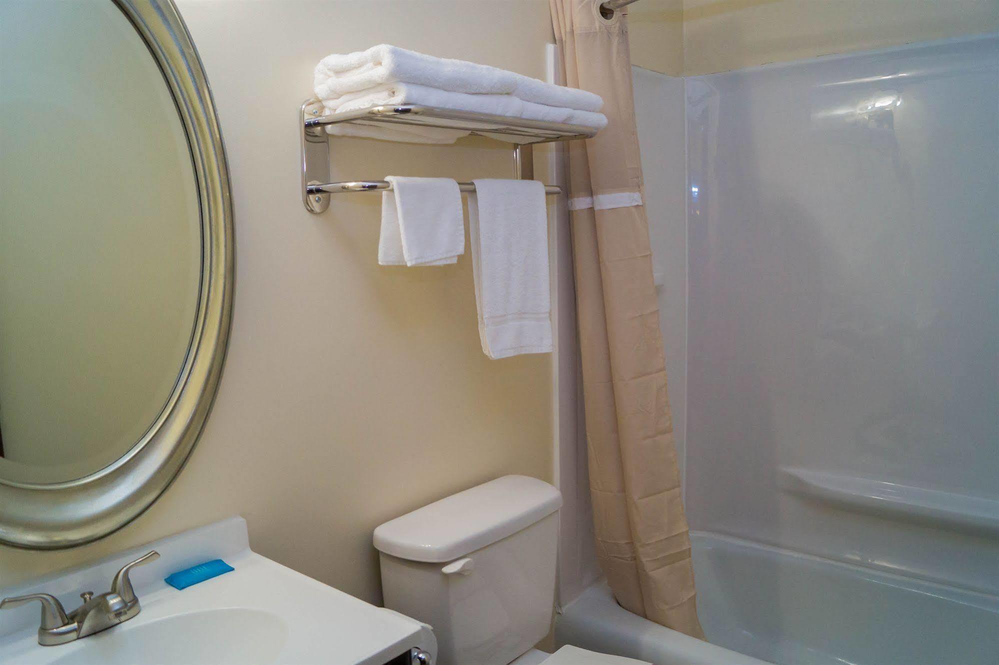 Sullivan Trail Inn & Suites Pocono Lake Zewnętrze zdjęcie